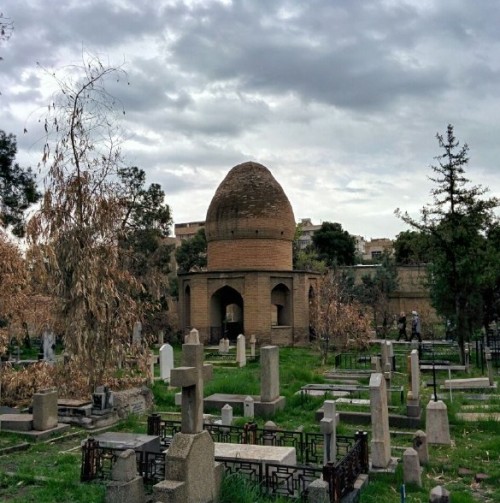 عکس گردش روایت مهاجران جنگ جهانی دوم در ایران |قبرستان دولاب|