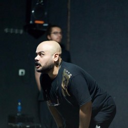 نمایش قانون گروتو | عکس