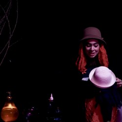 نمایش مردی با گربه‌ی عروسکی | عکس