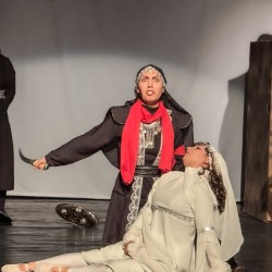 نمایش آنسوی افسانه | عکس