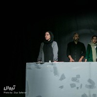 نمایش چند تکه‌ی لغزان بر لبه‌ی سران یک وضعیت پیچان | گزارش تصویری تیوال از نمایش چند تکه ی لغزان بر لبه ی سران یک وضعیت پیچان / عکاس: سید ضیا الدین صفویان | عکس