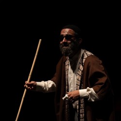 نمایش در میان جاده | عکس