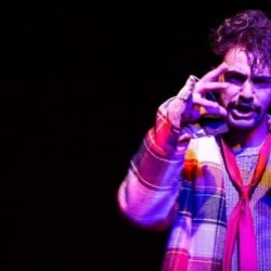 نمایش پرواز یک شاملو نما بر فراز قصر شیشه ای | عکس