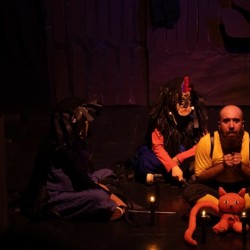 نمایش مردی با گربه‌ی عروسکی | عکس