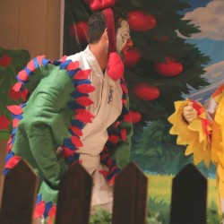 نمایش کادوی مادربزرگ | عکس