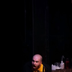 نمایش مردی با گربه‌ی عروسکی | عکس