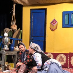 نمایش در آغوش مه | عکس