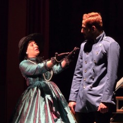 نمایش سلف پرتره‌ی مخدوش آناکارنینا | عکس