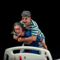 نمایش روی تخت ابری | عکس