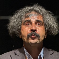 نمایش پابرهنه، لخت، قلبی در مشت | عکس