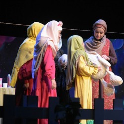 نمایش دنیا و یک روز عجیب | عکس