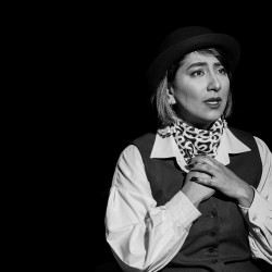 نمایش مثل خاری در انگشت | عکس