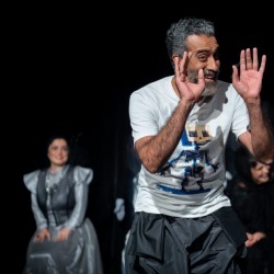 نمایش قانون گروتو | عکس