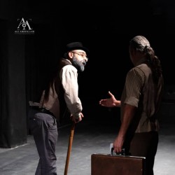 نمایش دهکده دیوانه | عکس
