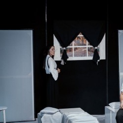 نمایش خاکستر به خاکستر | عکس