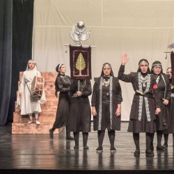 نمایش آنسوی افسانه | عکس