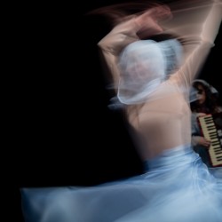 نمایش روی تخت ابری | عکس