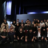 نمایش قصه‌ی ترانه‌های ماندگار | تشویق طولانی مسعود کیمیایی در «بازنمایش قصه‌ ترانه‌های ماندگار | عکس