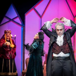 نمایش خانه دراکولا | عکس