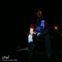 نمایش تو این دعوا حمید حجت رو خفه می کنه | گزارش تصویری تیوال از نمایش تو این دعوا حمید حجت رو خفه می کنه / عکاس: پریچهر ژیان | عکس