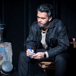 نمایش دور از دسترس اطفال نگهداری شود | عکس