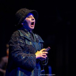 نمایش مغازه خودکشی | عکس