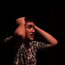 نمایش در میان جاده | عکس
