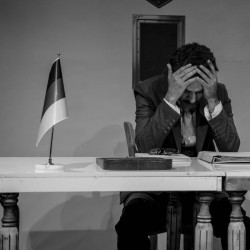 نمایش سفارتخانه | عکس