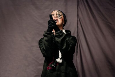 نمایش یک خراش کوچک | نمایش تبعات جنگ در «یک خراش کوچک»؛ مشکلات تئاتری‌ها مثنوی هفتادمن است! | عکس