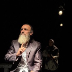 نمایش عالیجناب ام یک | عکس