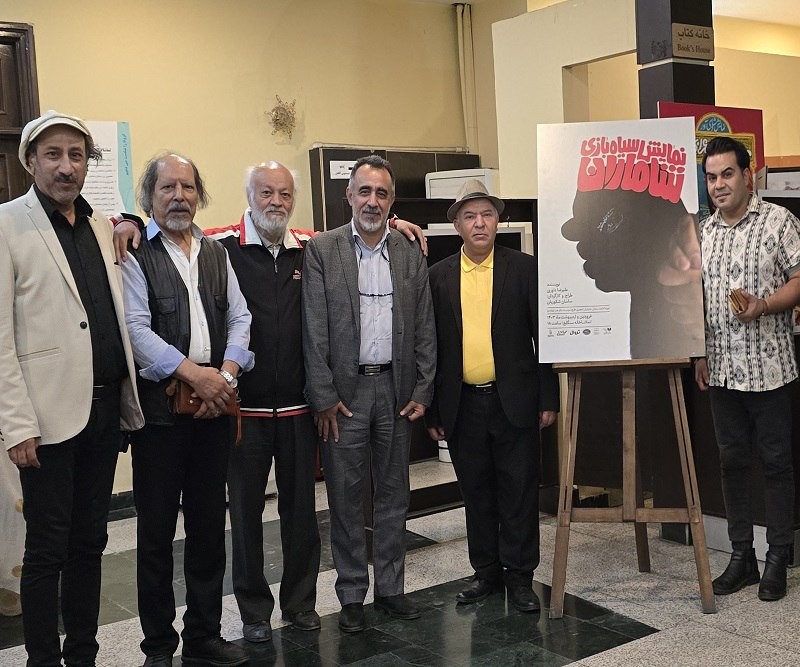 شب گذشته سوم خرداد، کاظم نظری مدیرکل هنرهای نمایشی به تماشای نمایش «شامارن» اثری از هنرمندان بهبهانی نشست. | عکس