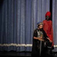 نمایش مکبث الدوله | مراسم شب چراغ نمایش مکبث الدوله شب گذشته با حضور بهروز غریب پور و عزت الله رمضانی فر در میان استقبال با شکوه تماشاگران و هنرمندان سینما و تئاتر کشور برگزار شد. | عکس