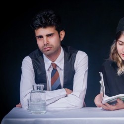 نمایش میهمان تو خالی | عکس