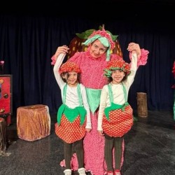 نمایش دهکده توت فرنگی | عکس