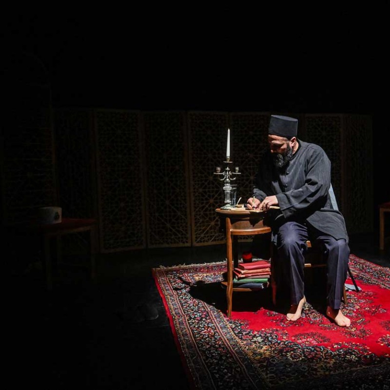کارن کیانی، کارگردان نمایش «مجلس توبه‌نامه‌نویسی اسماعیل بزاز» از نخستین تجربه کارگردانی‌اش گفت | عکس