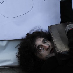 نمایش خیابانی صندلی‌ها | عکس