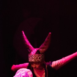 نمایش غول خمیازه‌ای | عکس