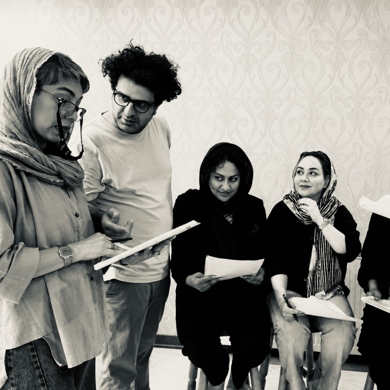 گفتگو با آریو ‌راقب ‌کیانی کارگردان نمایشنامه‌خوانی «صداها» | عکس
