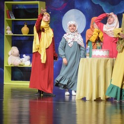 نمایش دنیا و یک روز عجیب | عکس