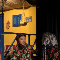 نمایش در آغوش مه | عکس