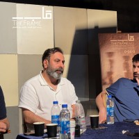 نمایش قاب | نشست گفتگو پیرامون نمایش «قاب» با حضور یوسف باپیری، رامین اکبری، مجتبی کریمی، کیهان پرچمی و گروه اجرایی برگزار شد. | عکس