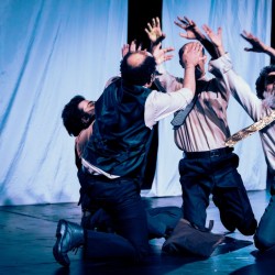 نمایش وقتی الاغ‌ها عاشق می‌شوند | عکس