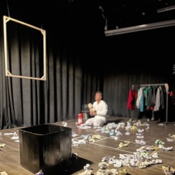 نمایش شاعری که دیوانه شد | عکس