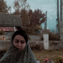 نمایش در آغوش مه | عکس