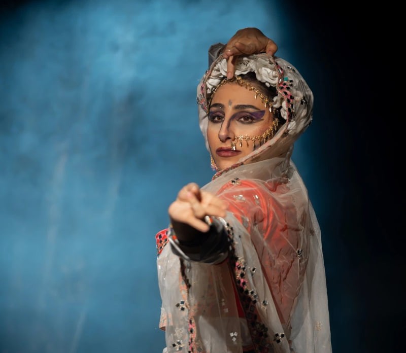 نمایش «مده‌آ اجرا نمی‌شود! خب چیکار کنم؟» به نویسندگی، طراحی و کارگردانی مرجان آقانوری، پس از پایان اجراهای خود در تهران راهی بمبئی هند می‌شود. | عکس