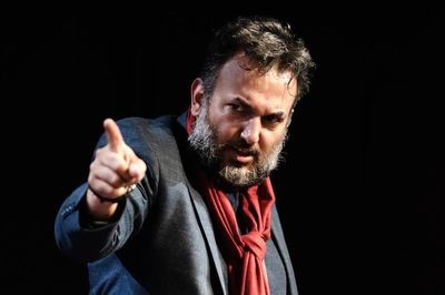 نمایش توو | محمدمتین اوجانی: در رابطه با هزینه تولید تئاتر باید آه کشید/ دستمزدهای توهمی بازیگران تئاتر مشکل ساز شده است | عکس