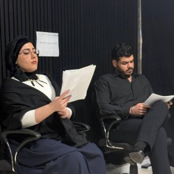 نمایشنامه‌خوانی جنگ هدیه ای برای تولد یک انسان | عکس
