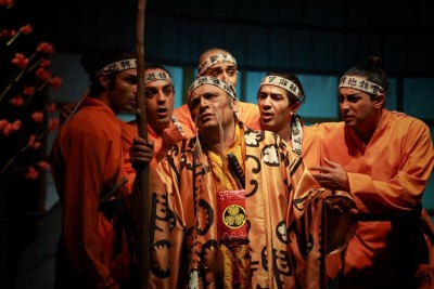 نمایش مادر کیو | معبدی که قوانینش رها می‌شود؛ به فکر فرو رفتن تماشاگر در عین خندیدن | عکس