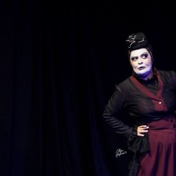 نمایش مغازه خودکشی | عکس