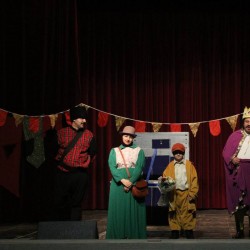 نمایش لباس جدید پادشاه | عکس